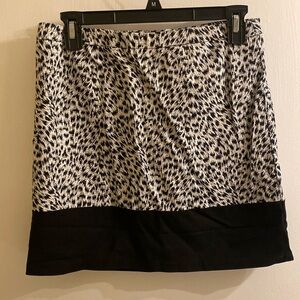 Black and white skirt size 6